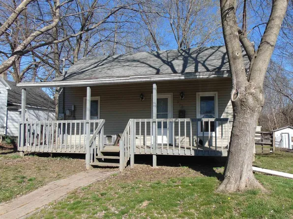 210 N Elm St, Christopher, IL 62822