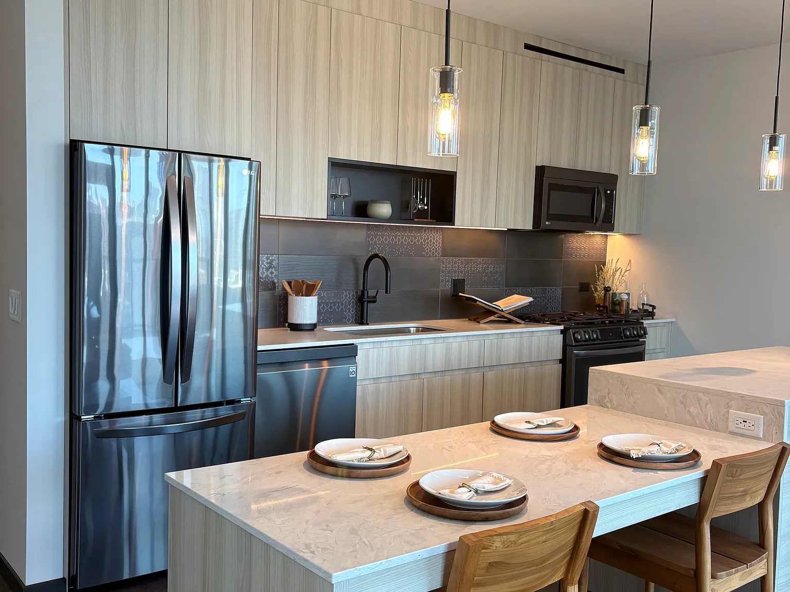 3 bed, 2.5 bath, 1279 sqft, $5,865 — Photo 1