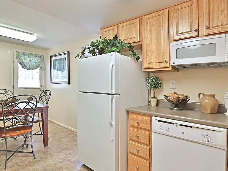 Winston Apartments — Photo 2