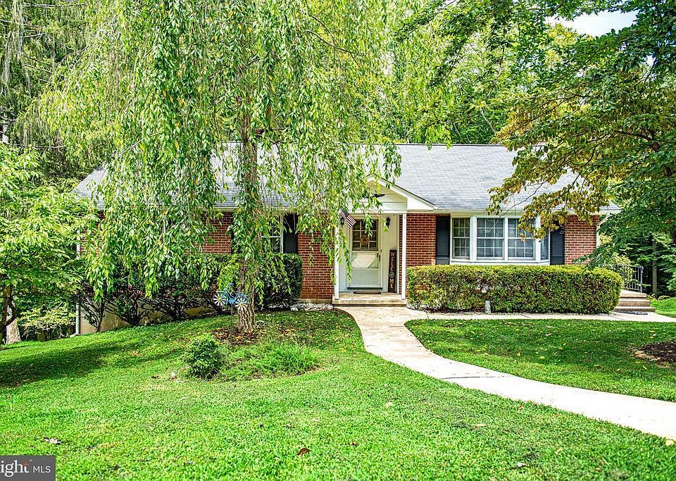 1st image of 404 Sassafras Ct
