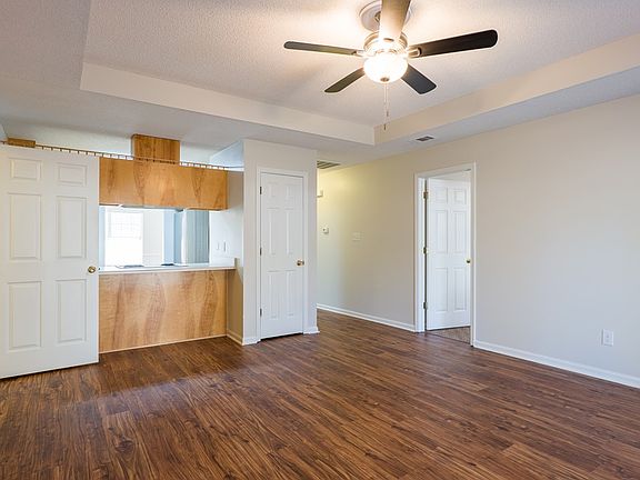 5th image of 1305 Pebblewood Dr