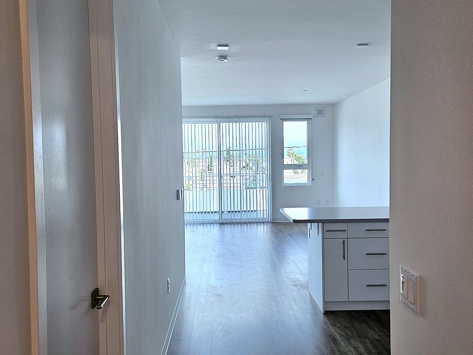 1st image of 4015 Kansas St #404