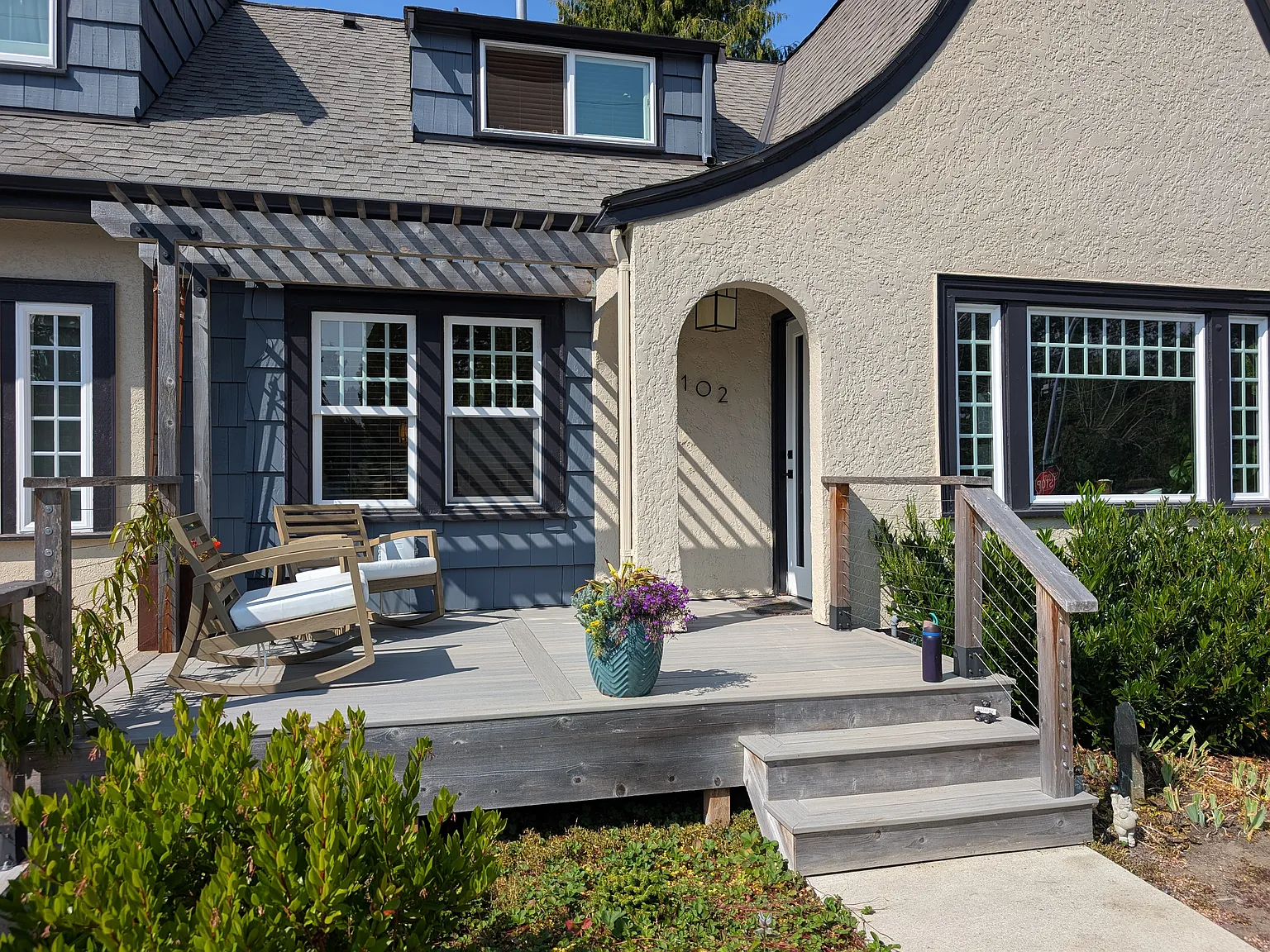 1102 E Maplewood Ave — Photo 2