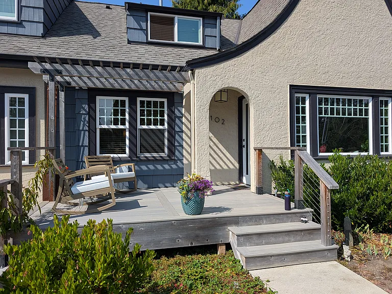 1102 E Maplewood Ave — Photo 2