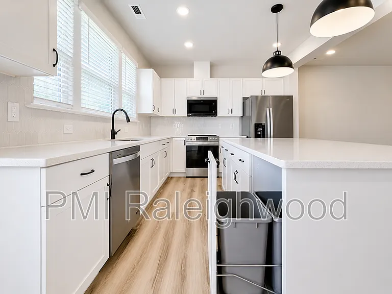136 Kobus Ct — Photo 10
