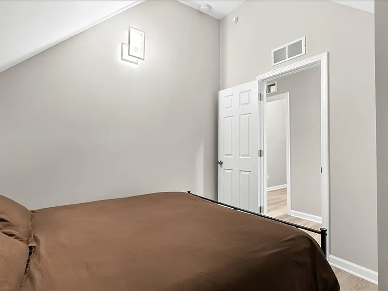 558 Marston St #5 — Photo 15