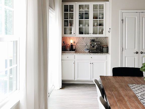 Built-in hutch 