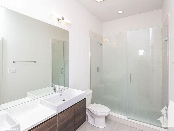 2nd image of 858 N Franklin St #122
