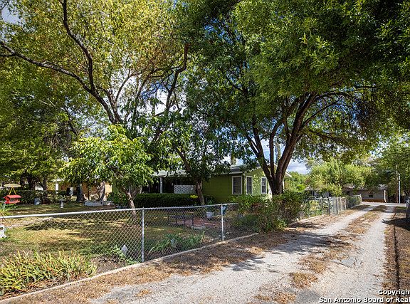 3rd image of 1296 S Mesquite Ave