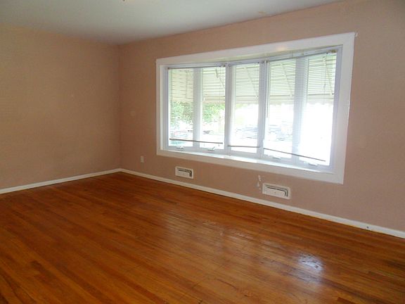 3rd image of 241 Dubois Ave