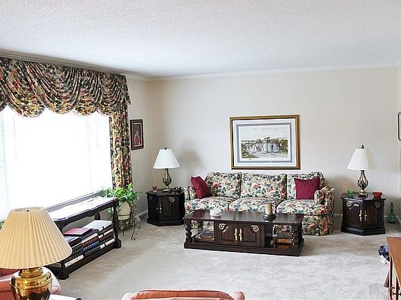 2nd image of 104 Newberry Ct