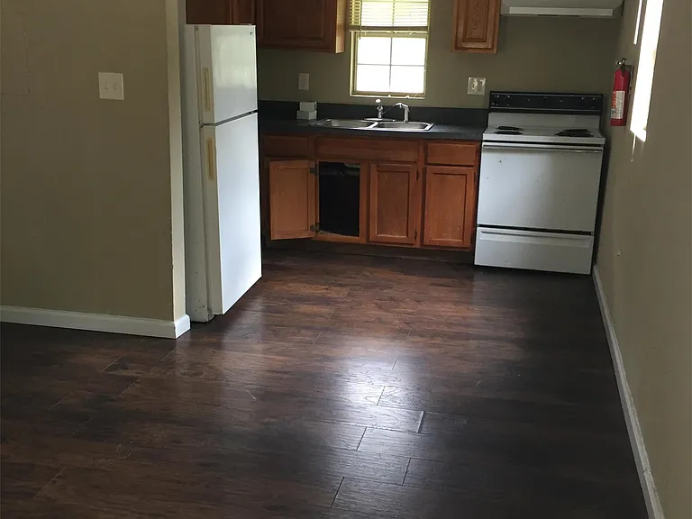 608 Lester Rd — Photo 2