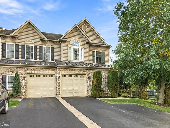 4th image of 371 Village Way