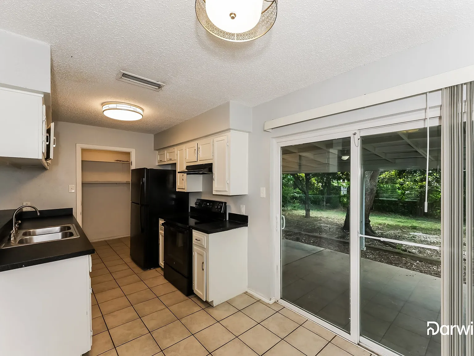 3 bed, 2.0 bath, 1100 sqft, $1,865 — Photo 3