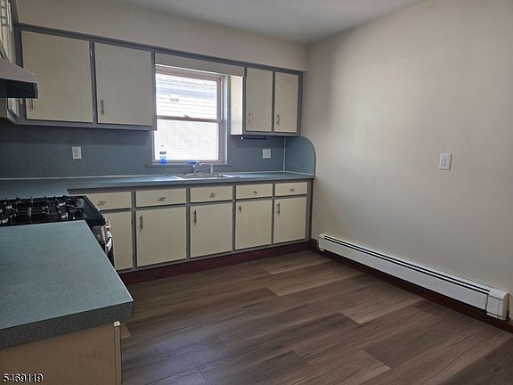 2nd image of 833 Jackson Ave