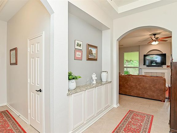 Large foyer with recessed art niche