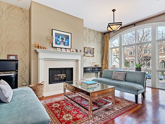 3rd image of 1251 W Wrightwood Ave
