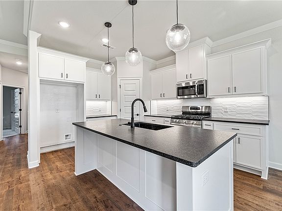 3rd image of 1808 Farmer St
