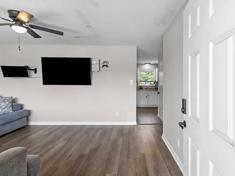 672 Walker St — Photo 3