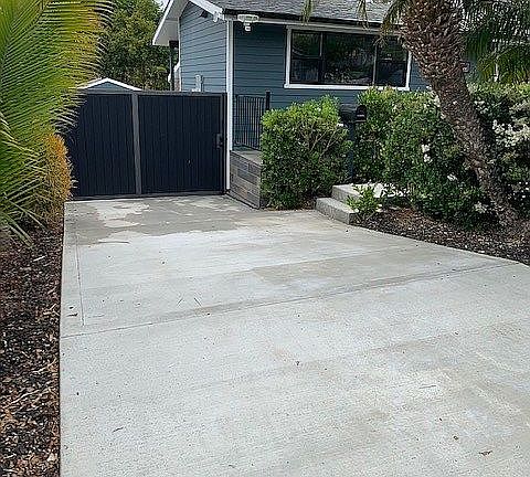5th image of 490 Thalia St
