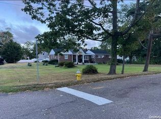 38 Hilltop Ln, Wheatley Heights, NY 11798