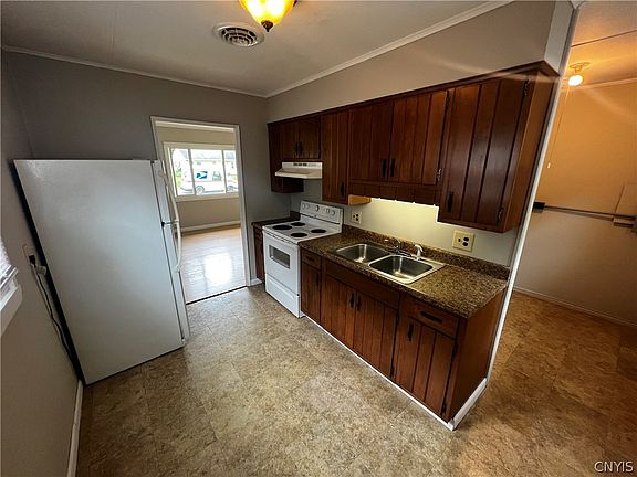 3rd image of 15 Balsam Cres