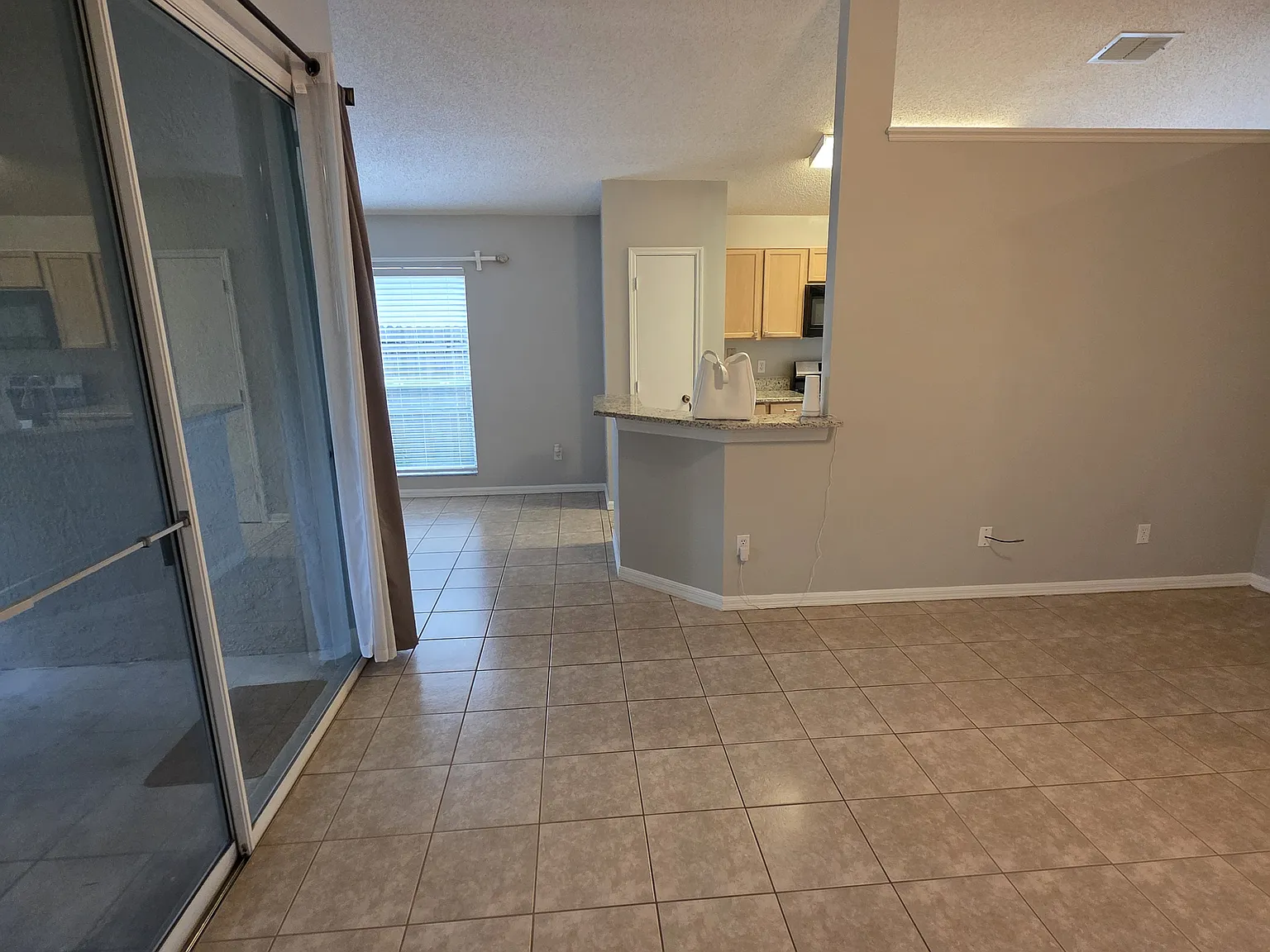3 bed, 1304 sqft, $2,395 — Photo 3