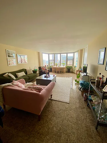525 W Hawthorne Pl Photo 1