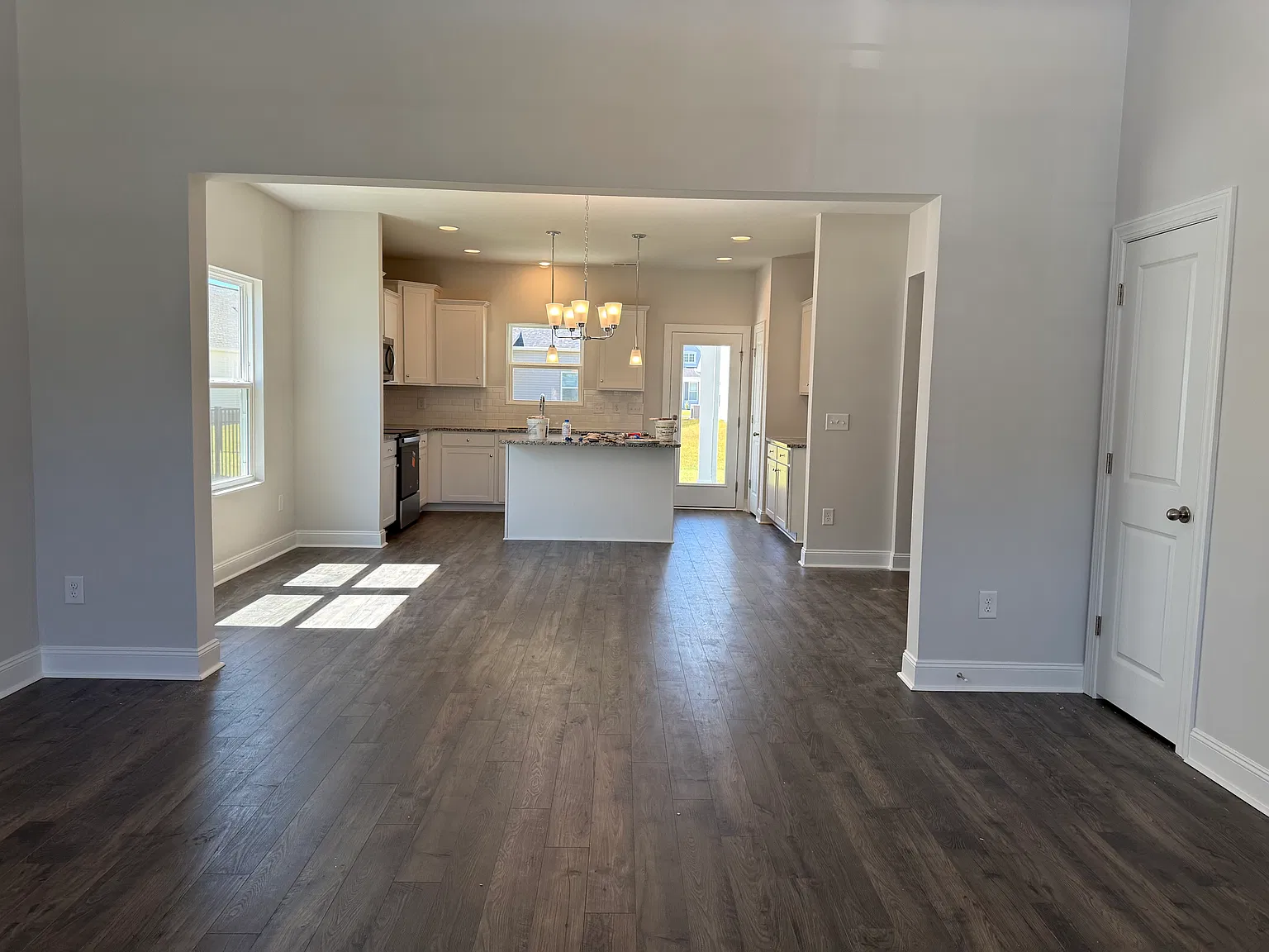 4 bed, 2.5 bath, 2005 sqft, $2,600 — Photo 3