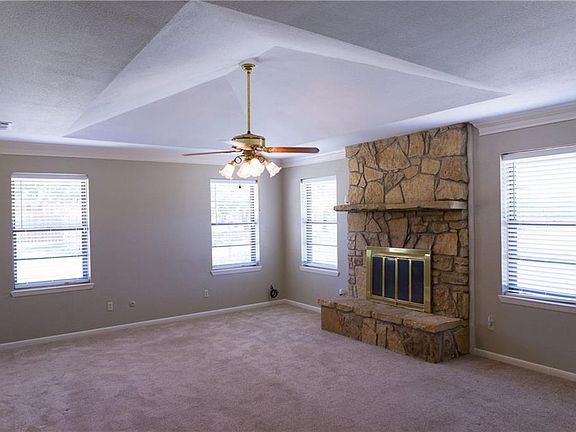 4th image of 221 Eastpark Dr