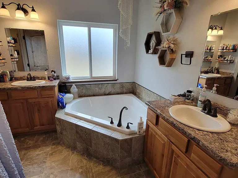 110 Bernie Rd — Photo 18