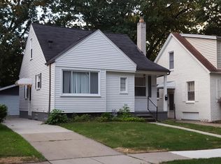 1977 Roslyn Rd, Grosse Pointe Woods, MI 48236