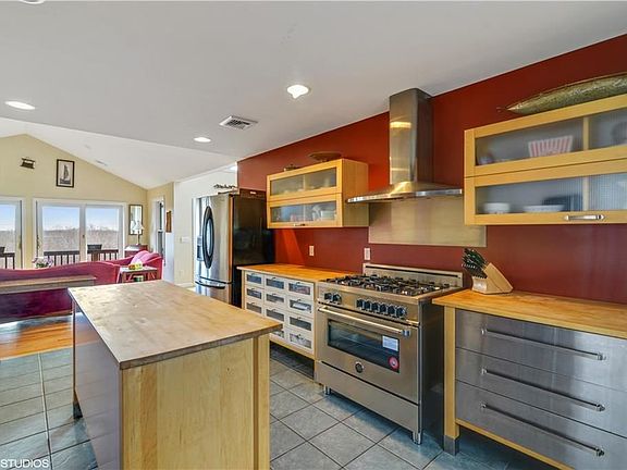 2nd image of 93 Tamanaco Dr