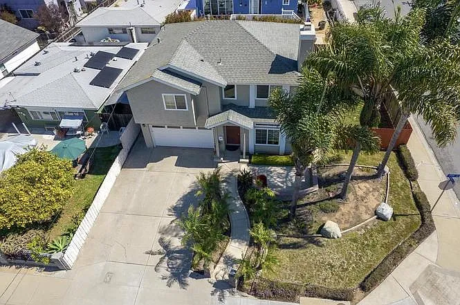 1110 Ebony Ave — Photo 3