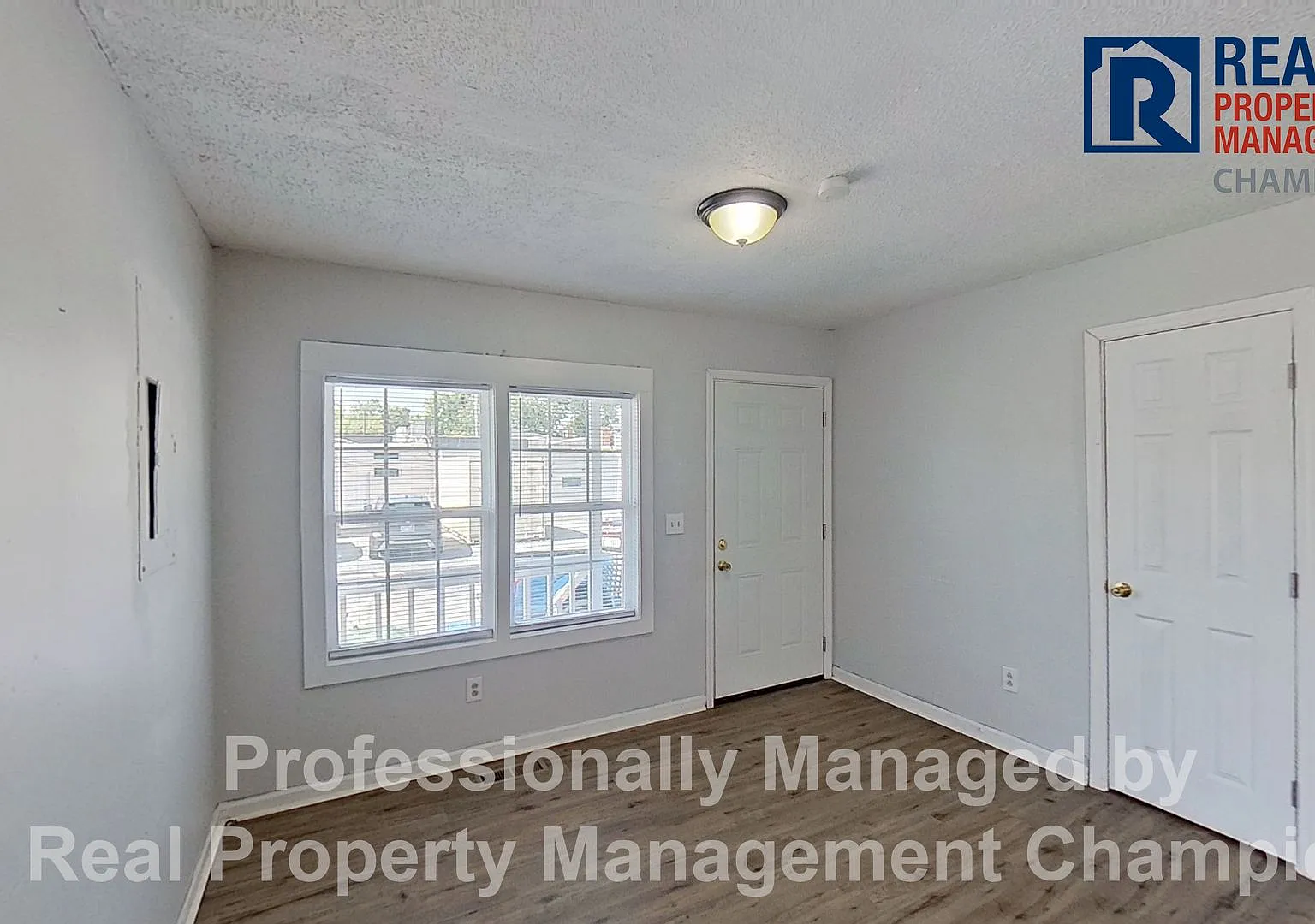 Recently Renovated 3 BD/1 BA Home Next to Castle Street Art District — Photo 3