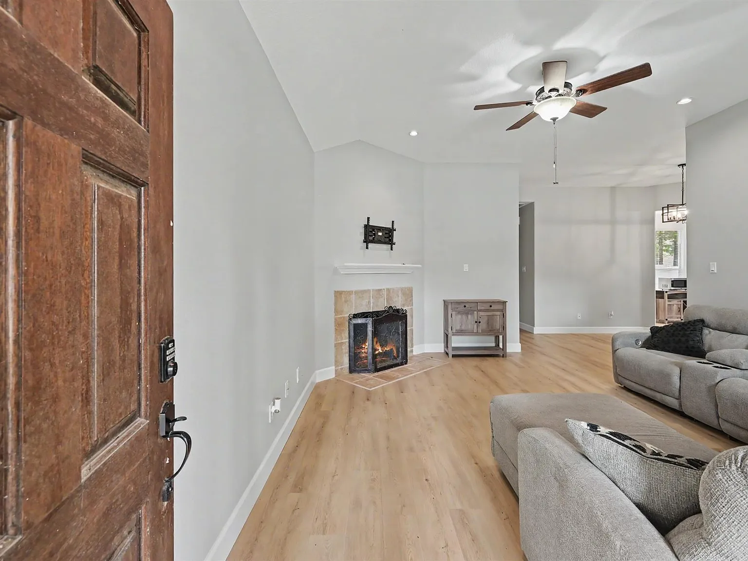 3 bed, 2.0 bath, 1427 sqft, $2,200 — Photo 3