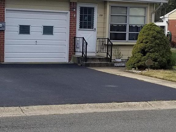 2nd image of 12B Monmouth Ln