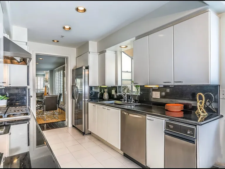 1819 Holmby Ave #204 — Photo 16