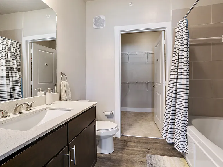 Creekside Crossing Apartments — Photo 29