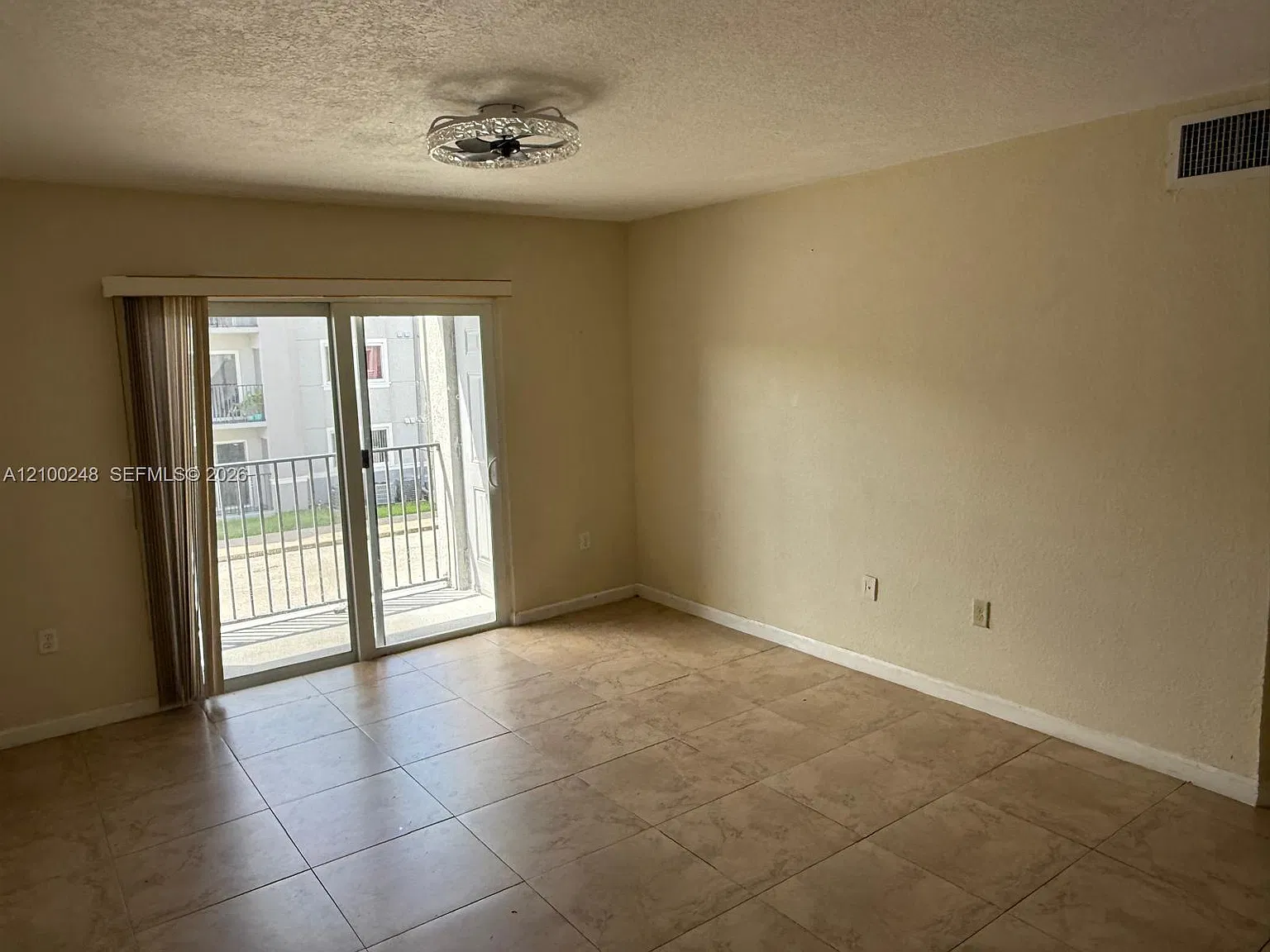 Vista Trace 7 Condo — Photo 3