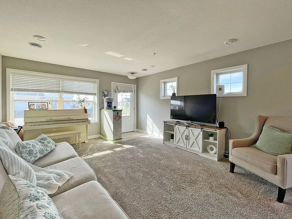 Building Photo - 6113 Idler Cir S