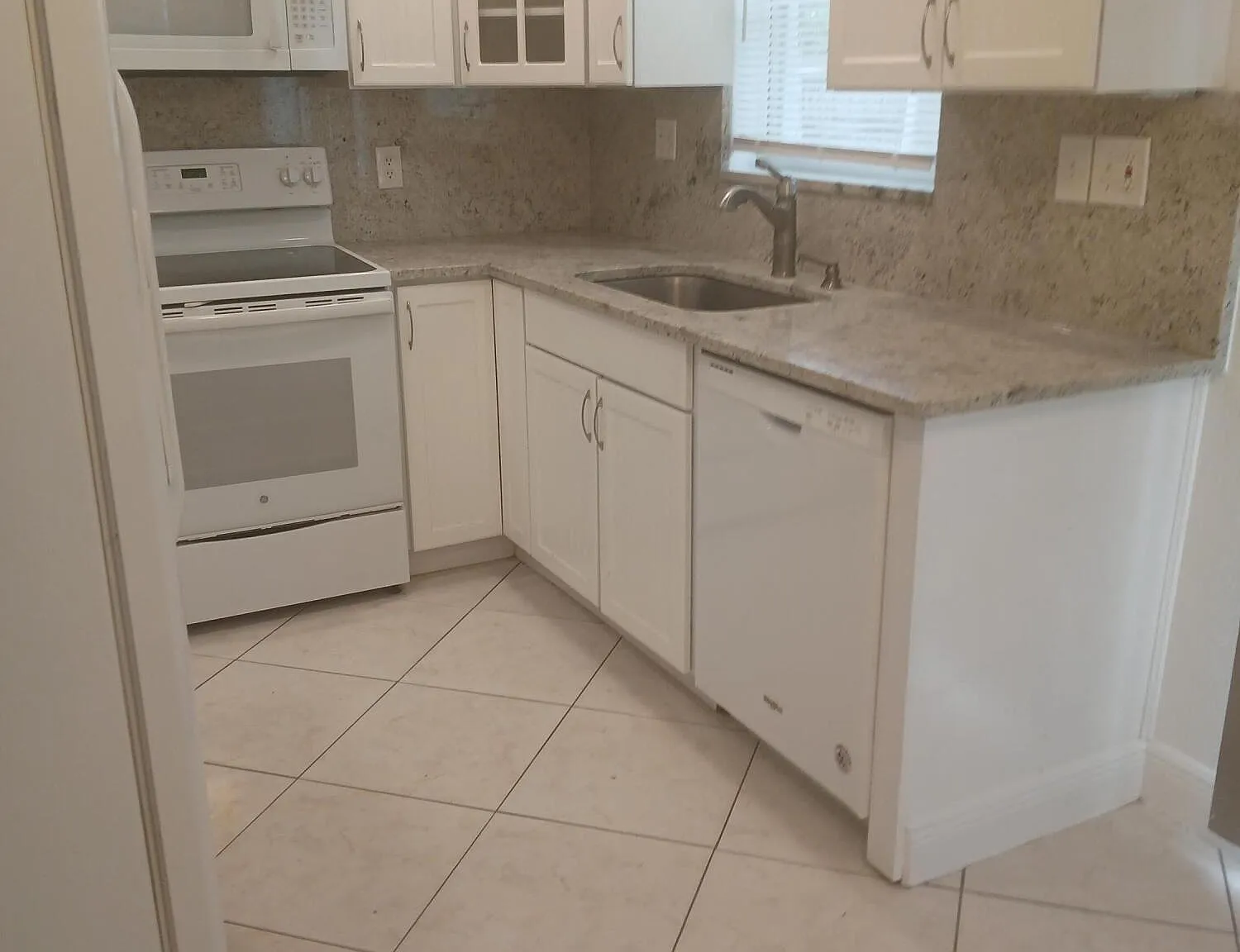 3 bed, 2.0 bath, 1248 sqft, $2,800 — Photo 2