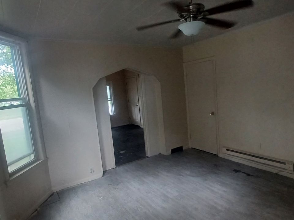 2nd image of 487 Como Ave Unit 1