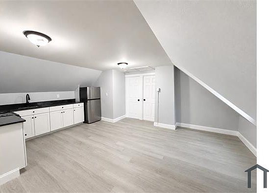 4th image of 155 Oak St APT 3