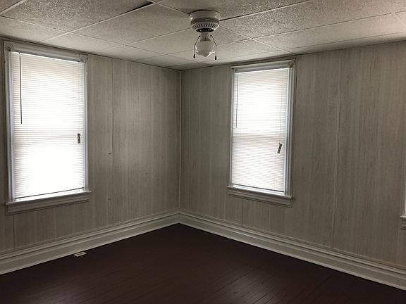 middle bedroom