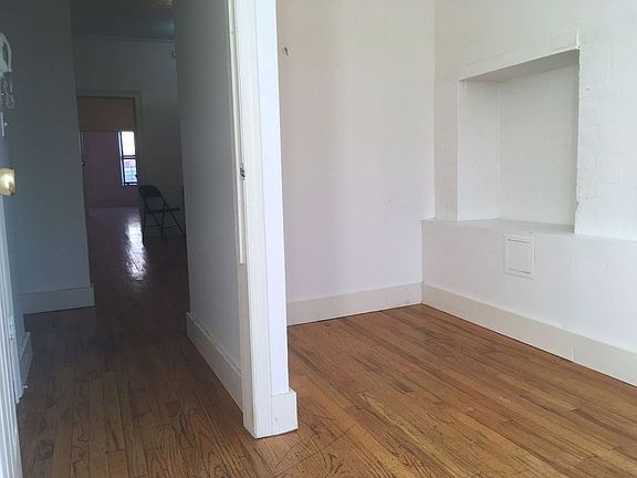 5th image of 321 Harman St APT 3L