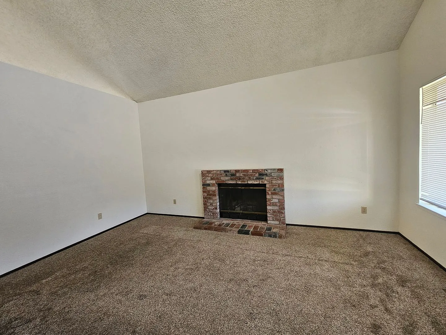 Traditional 3 bedroom 2 bath home in quiet area — Photo 4
