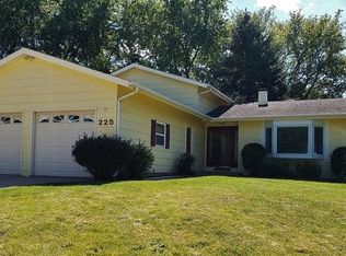 225 Canterbury Dr, McHenry, IL 60050
