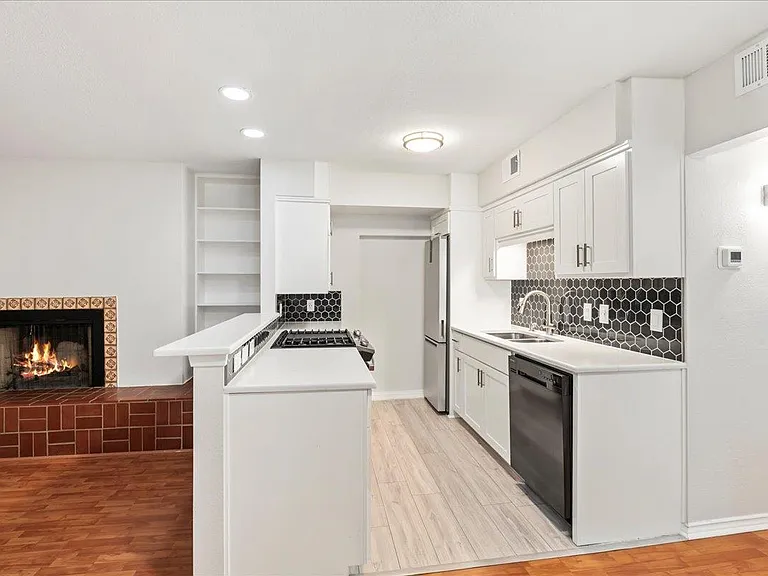 505 W 7th St #313 — Photo 6
