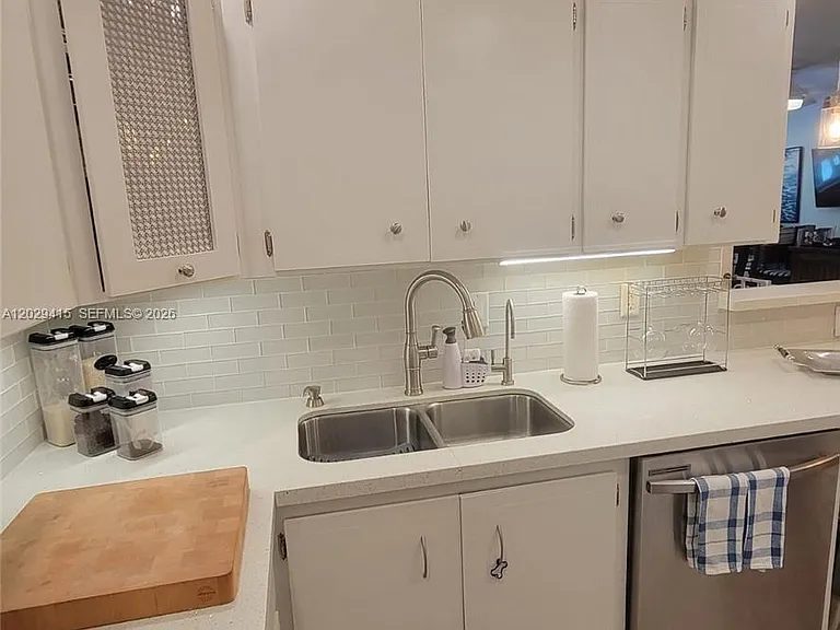 2210 NE 56th Pl #123 — Photo 2